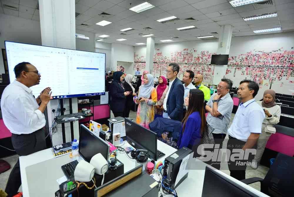 Malakoff turut dibawa melawat ruangan berita Sinar Harian yang bertempat di Kompleks Kumpulan Karangkraf pada Khamis.