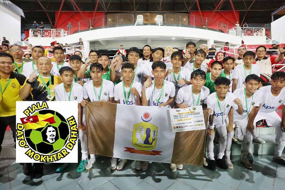 Kamal bersama pemain-pemain SMK TTDI Jaya naib juara Piala Datuk Mokhtar Dahari B-18 2024. Foto: Rosli Talib