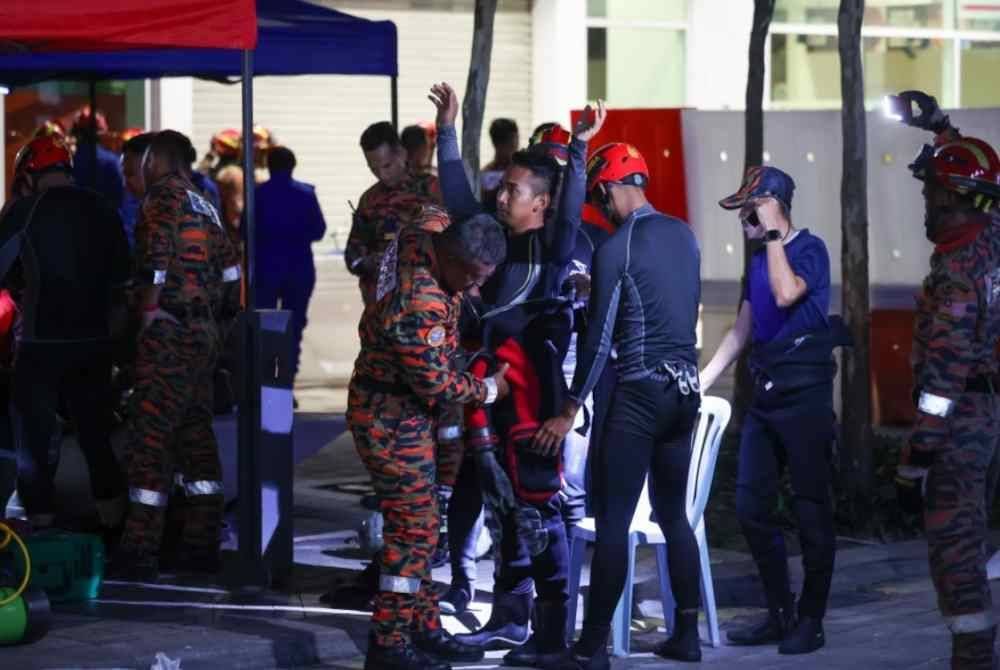 Pasukan Penyelamat di Air (PPDA) Jabatan Bomba dan Penyelamat melakukan persiapan bagi meneruskan operasi pencarian mangsa insiden tanah jerlus di Jalan Masjid India. Foto Bernama