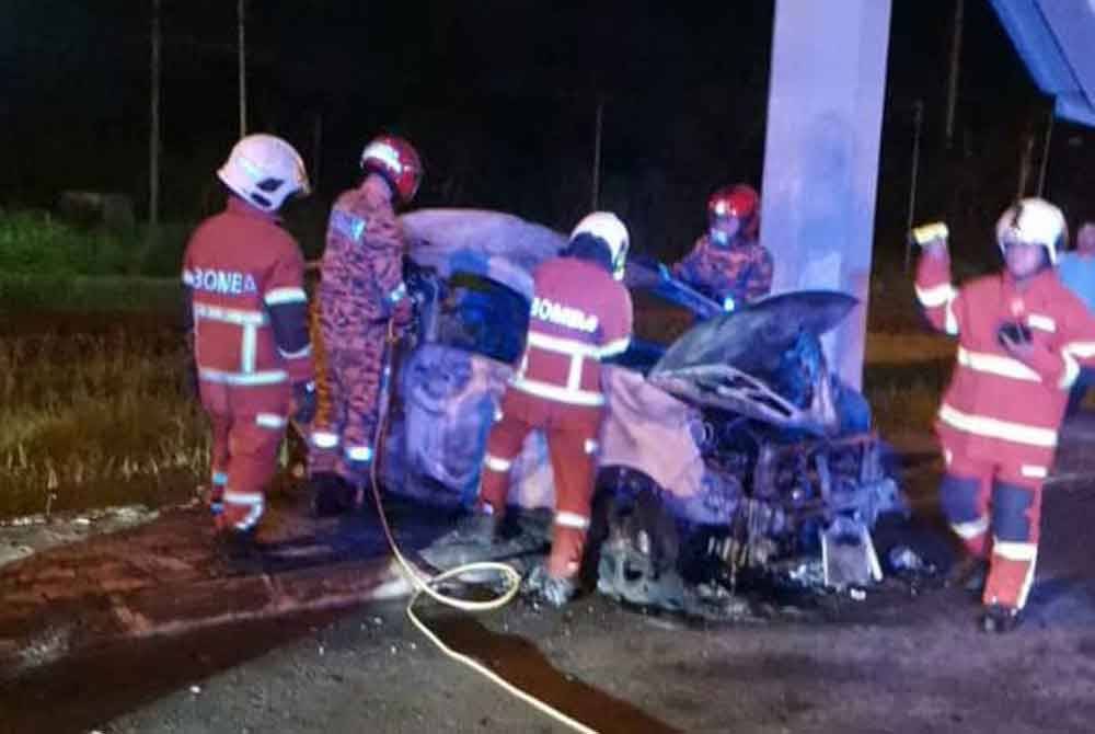 Usaha memadamkan kebakaran dilakukan oleh pasukan bomba sebelum mangsa rentung dikeluarkan dari kenderaan Perodua Axia.