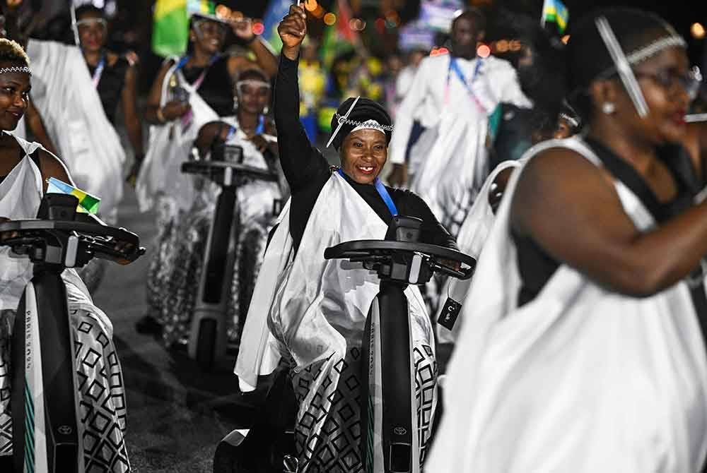 Delegasi Rwanda semasa perarakan negara-negara pada Majlis Perasmian Sukan Paralimpik Paris 2024 di Place de la Concorde di Paris pada 28 Ogos 2024. Foto AFP