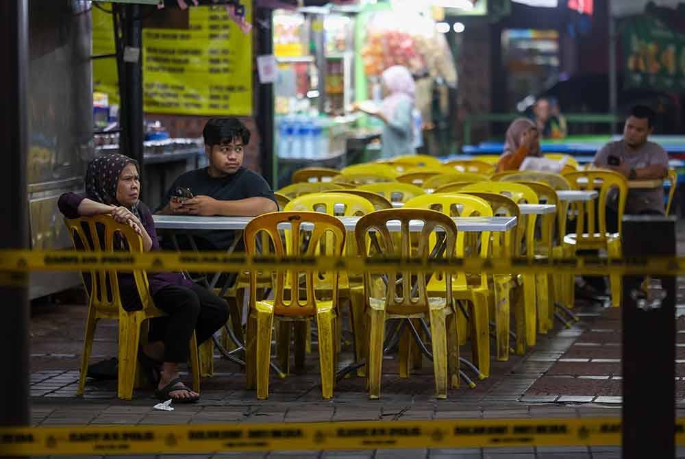 Peniaga di sekitar Jalan Masjid India menunggu kehadiran pelanggan dan rata-rata peniaga mengeluh akibat kurangnya pengunjung selepas beberapa kawasan di sekitar Masjid India berlaku tanah jerlus. Foto Bernama