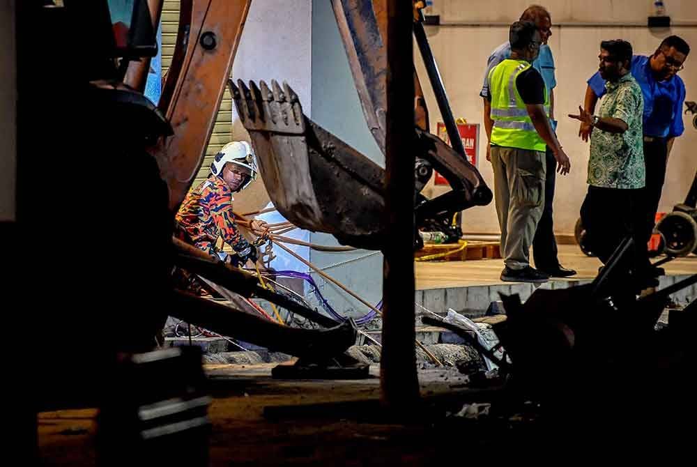 Pasukan SAR sekali lagi melakukan selaman di dalam saluran kumbahan berhampiran lokasi insiden tanah jerlus di Jalan Masjid India kira-kira pukul 4 pagi tadi, namun tidak menemui sebarang petunjuk baharu keberadaan mangsa. Foto Bernama