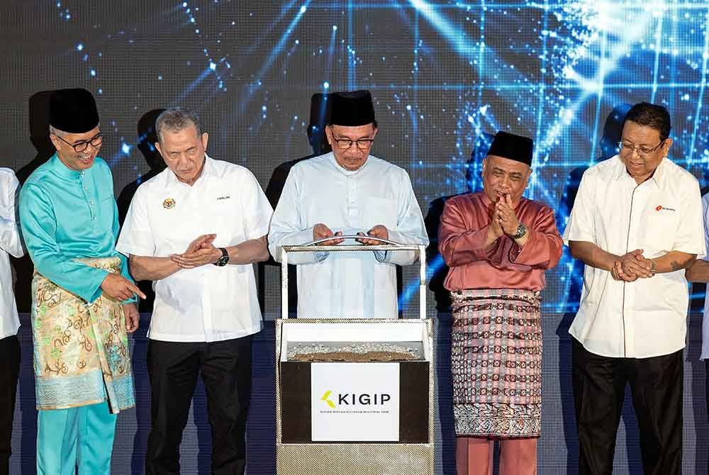 Anwar menyempurnakan perasmian Majlis Pecah Tanah Kerian Intergrated Green Industrial Park (KIGIP) di Ladang Tali Air pada Jumaat. Foto Bernama