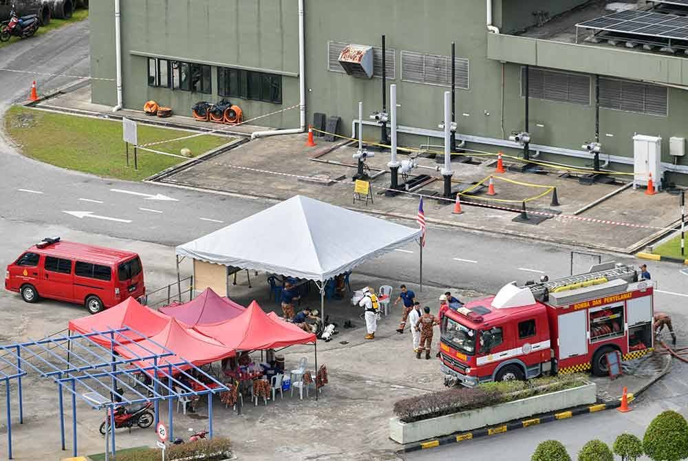 Operasi pencarian di Loji Indah Water Konsortium (IWK) Pantai Dalam. Foto Bernama