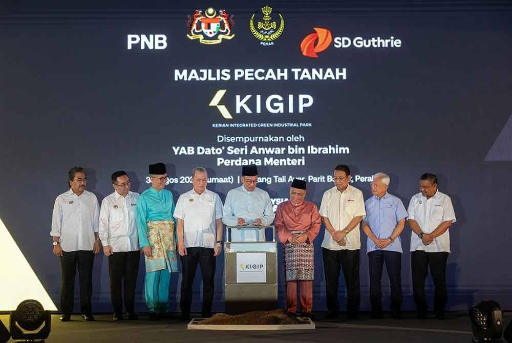 Anwar merasmikan Majlis Pecah Tanah Kerian Intergrated Green Industrial Park (KIGIP) di Ladang Tali Air pada Jumaat. Foto Bernama