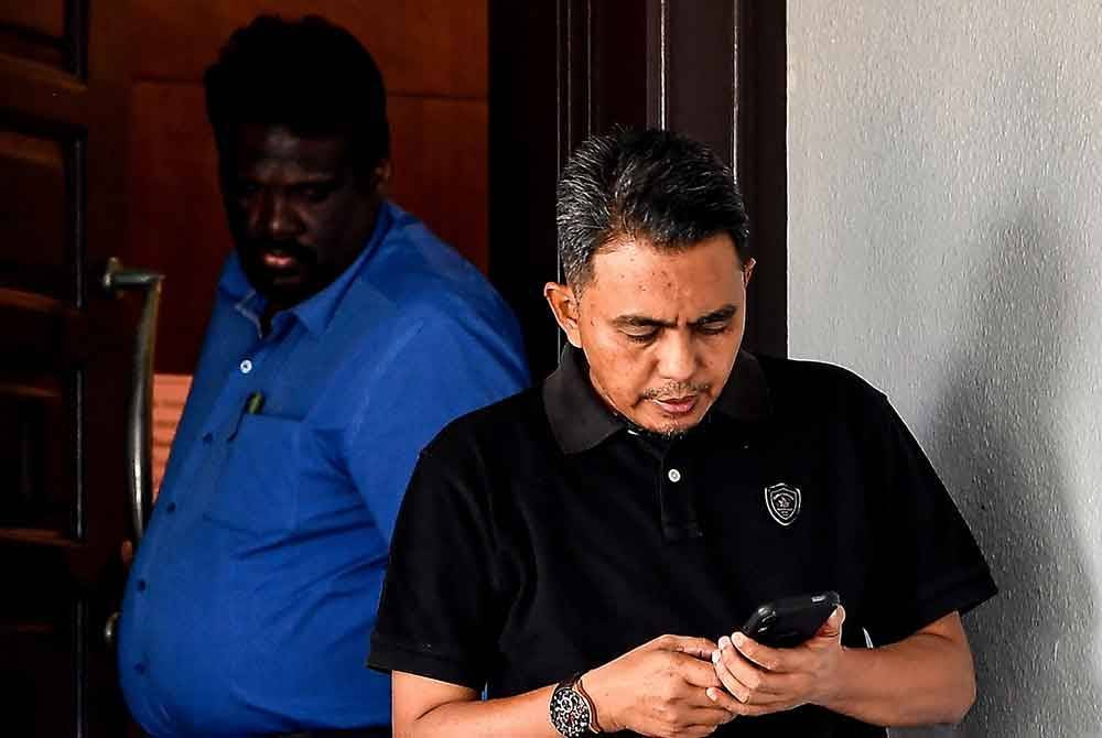 Fauzi (kanan) mengaku tidak bersalah atas lima pertuduhan menerima rasuah berjumlah RM45,000. Foto Bernama