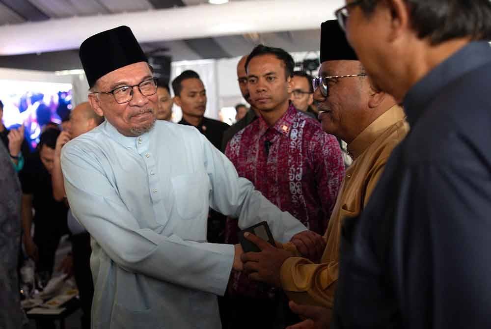 Anwar beramah mesra bersama tetamu ketika hadir merasmikan Majlis Pecah Tanah Kerian Intergrated Green Industrial Park (KIGIP) di Ladang Tali Air pada Jumaat. Foto Bernama