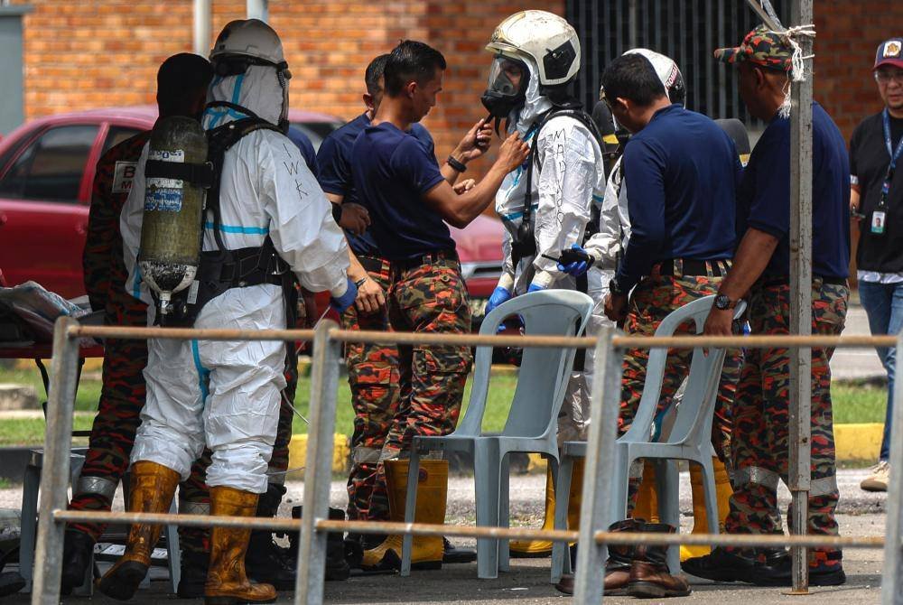 Pasukan Operasi Mencari dan Menyelamat (SAR) di Loji Indah Water Konsortium (IWK) Pantai Dalam di sini bersiap sedia untuk meneruskan operasi mencari mangsa tanah jerlus yang berlaku di Jalan Masjid India, 23 Ogos lepas. Foto Bernama