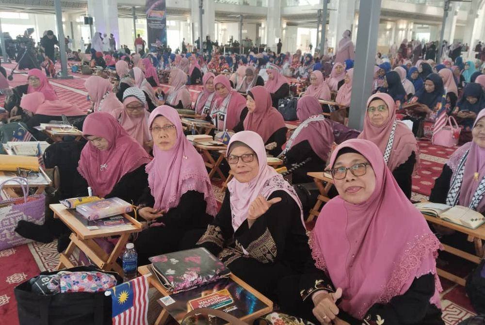 Antara peserta yang menyertai Malaysia #QuranHour 1446h/2024 di Masjid Tuanku Mizan Zainal Abidin, Putrajaya.