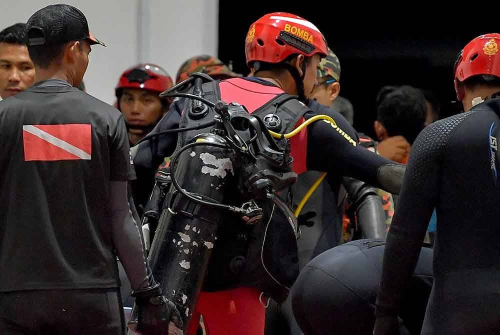 Pasukan SAR sekali lagi melakukan selaman di dalam saluran kumbahan berhampiran lokasi insiden tanah jerlus di Jalan Masjid India jam 4 pagi tadi, namun tidak menemui sebarang petunjuk baharu. Foto Bernama