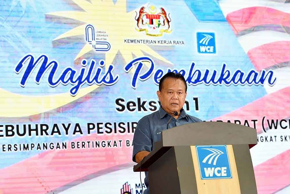 Alexander berucap pada majlis pembukaan rasmi Seksyen 1 Lebuhraya Pesisiran Pantai Barat (WCE) di Plaza Tol WCE Banting pada Jumaat. Foto Bernama