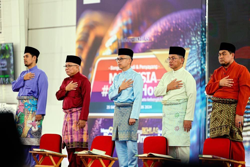 Menteri Komunikasi Fahmi Fadzil dan Menteri di Jabatan Perdana Menteri (Hal Ehwal Agama) Datuk Dr Mohd Na'im Mokhtar ketika menghadiri ‘Malaysia #QuranHour’ di Masjid Tuanku Mizan Zainal Abidin pada Jumaat.