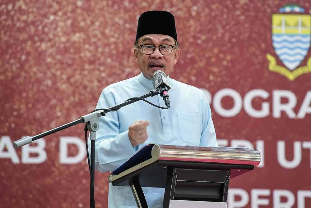 Perdana Menteri Datuk Seri Anwar Ibrahim menyampaikan ucapan perasmian pada program Kunjungan di Sekolah Menengah Kebangsaan Tinggi Bukit Mertajam di sini pada Jumaat. Foto Bernama