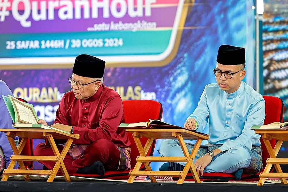 Menteri Komunikasi Fahmi Fadzil dan Pengasas WUIF yang juga Penasihat Kumpulan Karangkraf, Datuk Hussamuddin Yaacub. ketika menghadiri ‘Malaysia #QuranHour&#039; di Masjid Tuanku Mizan Zainal Abidin, pada Jumaat. Foto Bernama