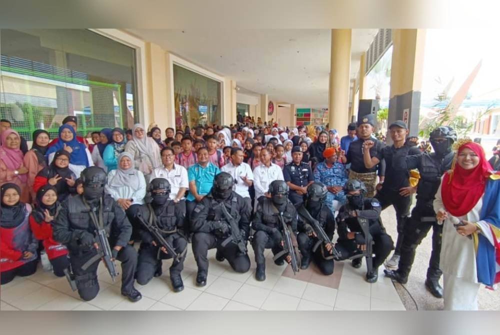 Peserta program Jejak Sejarah teruja menonton filem Takluk: Lahad Datu di Mesra Mall, Kemaman.