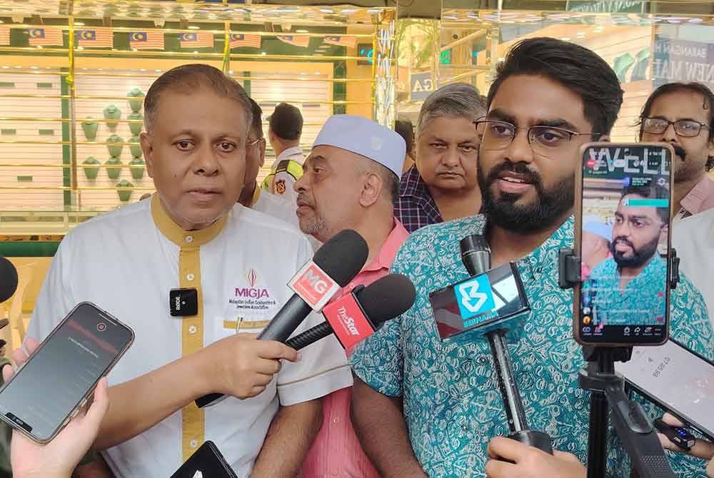 Prabakaran (kanan) ditemui pemberita di lokasi tanah jerlus di Jalan Masjid India, Kuala Lumpur pada Jumaat.