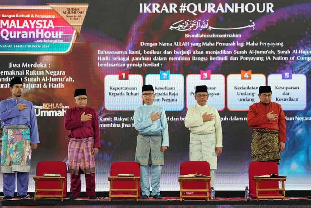 Hussamuddin (dua dari kiri) bersama, Fahmi (tengah ) dan Mohd Na&#039;im Mokhtar bergambar bersama pada program Malaysia #QuranHour di Masjid Tuanku Mizan Zainal Abidin, Putrajaya pada Jumaat. - FOTO : SINAR HARIAN / ASRIL ASWANDI SHUKOR