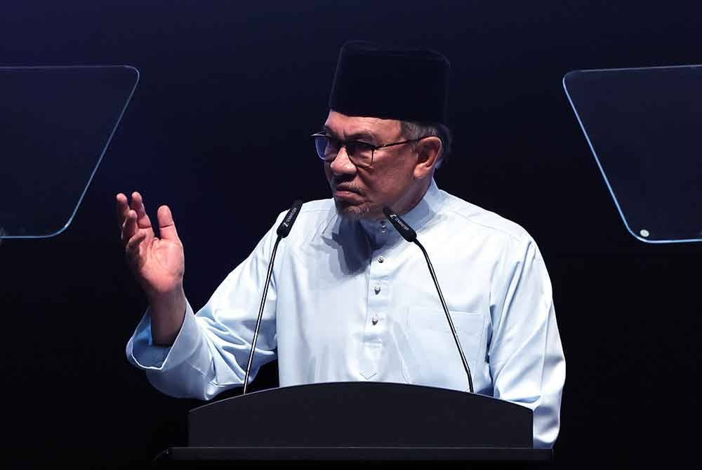 Anwar menyampaikan Amanat Perdana Hari Kebangsaan 2024 sempena sambutan Hari Kebangsaan ke-67 di Pusat Konvensyen Antarabangsa Putrajaya (PICC) pada Jumaat. Foto Bernama