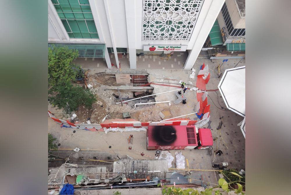 Keadaan terkini lokasi kejadian tanah jerlus di Jalan Masjid India, Kuala Lumpur pada Jumaat.