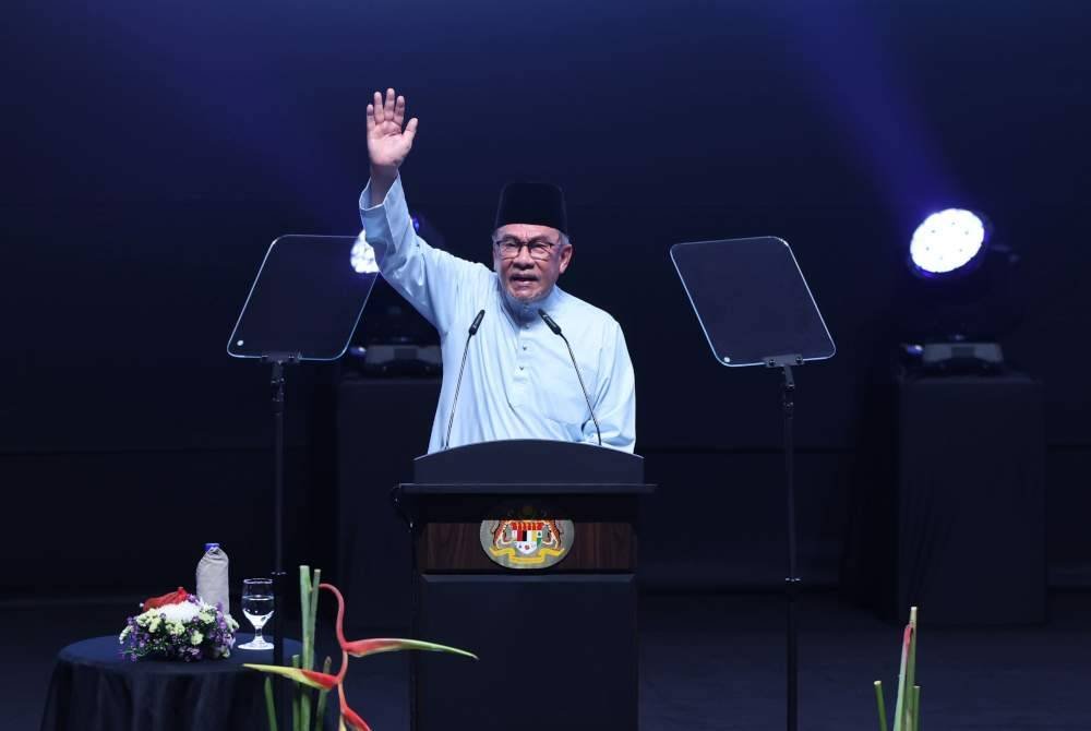 Anwar melaungkan 'Merdeka' mengakhiri amanat pada Majlis Amanat Perdana Hari Kebangsaan 2024 di Pusat Konvensyen Antarabangsa Putrajaya (PICC), pada Jumaat. Foto Bernama