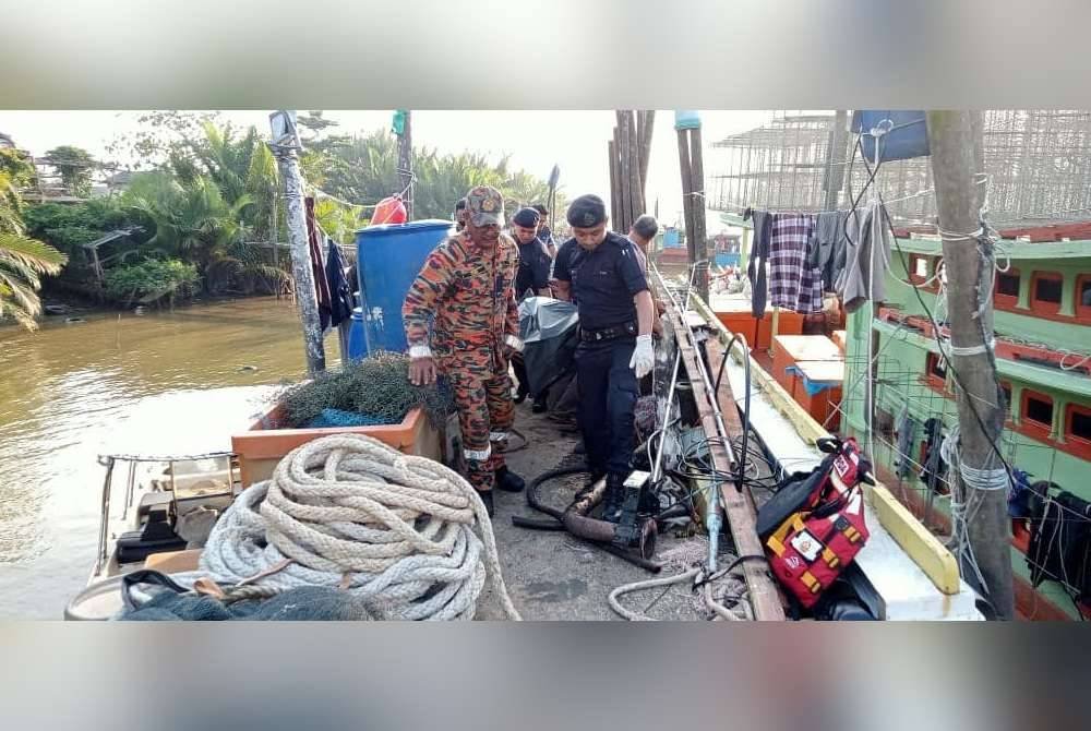 Seorang warga emas ditemukan lemas selepas dipercayai terjatuh ke dalam sungai ketika memancing di Jeti Kampung Hiliran di Kuala Terengganu pada Jumaat. Foto Balai Bomba Dan Penyelamat Kuala Terengganu