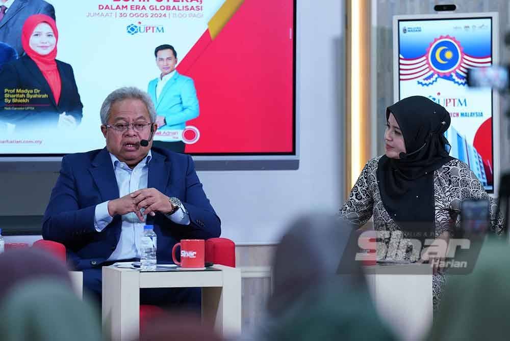 Shamshulkahar (kiri) menjadi panelis Wacana Sinar: Cabaran sosioekonomi Bumiputera dalam era globalisasi yang disiarkan secara langsung di platform digital Sinar Harian pada Jumaat. Foto Sinar Harian-MOHD HALIM ABDUL WAHID