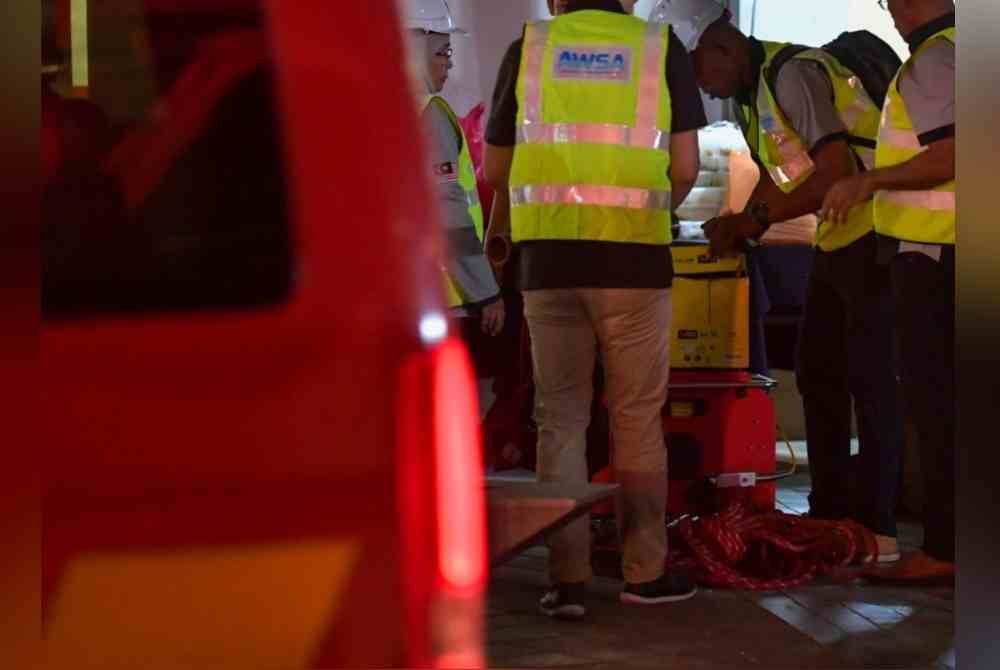 Sebuah robot kamera kawalan jauh dibawa masuk ke kawasan operasi mencari dan menyelamat mangsa tanah jerlus di Jalan Masjid India, Jumaat malam. Foto Bernama