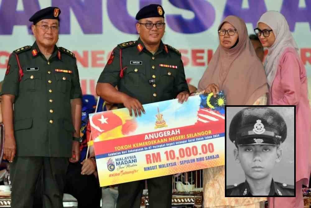 Amirudin (dua, kiri) menyampaikan Anugerah Tokoh Kemerdekaan Negeri Selangor 2024 kepada Sadiah Mohd Amin (dua kanan) sebagai wakil yang juga ibu Allahyarham Koperal Mohd Azrul Tukiran yang terkorban dalam peristiwa berdarah di Kampung Sri Jaya, Simunul, Semporna Sabah pada 2013 pada Sambutan Hari Kebangsaan ke-67 Peringkat Negeri Selangor di Dataran Kemerdekaan Shah Alam pada Jumaat malam. Foto Bernama. Gambar kecil: Allahyarham Koperal Mohd Azrul