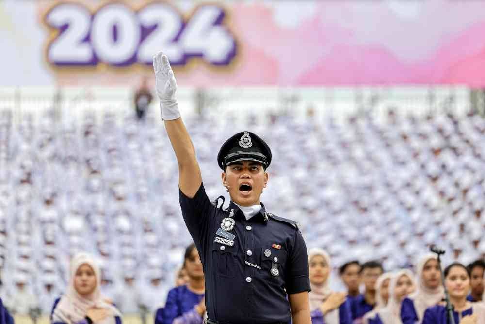  Wira dalam insiden tembakan Balai Polis Ulu Tiram, Koperal Mohd Khairul Azhar Abbi Paisa memimpin bacaan ikrar Rukun Negara ketika Sambutan Hari Kebangsaan 2024 di Dataran Putrajaya hari ini.
