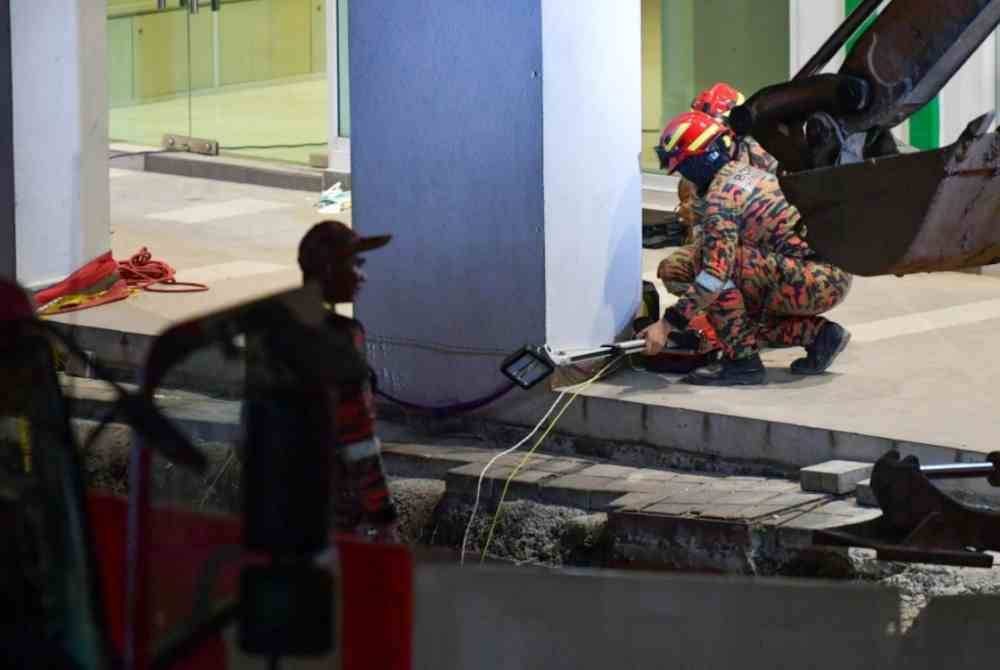 Anggota Bomba dan Penyelamat Malaysia menjalankan operasi mencari dan menyelamat (SAR) wanita warga India yang hilang dalam insiden tanah jerlus di Jalan Masjid India awal pagi ini. Foto Bernama