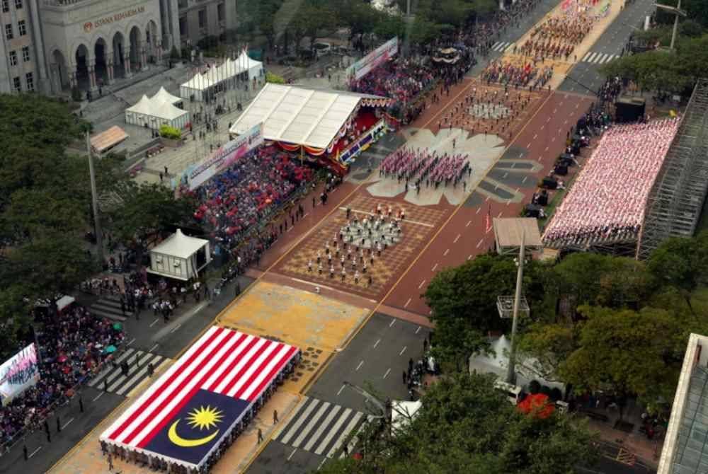 Suasana acara perbarisan dan perarakan pada sambutan Hari Kebangsaan Ke-67 bertemakan “Malaysia Madani: Jiwa Merdeka” di Dataran Putrajaya pagi Sabtu. Foto Bernama