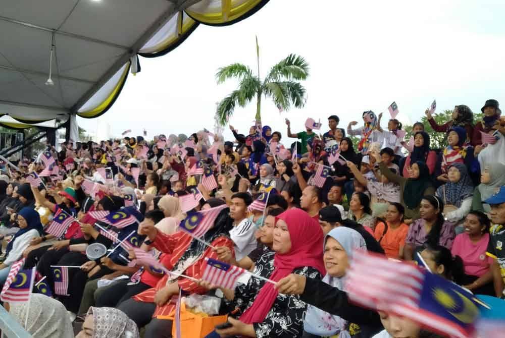 Orang ramai yang hadir sempena Sambutan Hari Kebangsaan Peringkat Negeri Perak Tahun 2024 di hadapan Dewan Bandaran Ipoh, Jalan Panglima Bukit Gantang Wahab, di sini pada Sabtu.