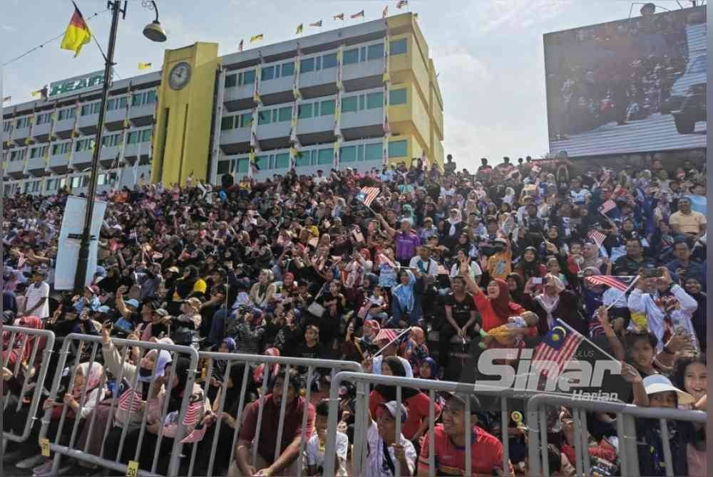 Dianggarkan lebih 20,000 pengunjung hadir memeriahkan sambutan Hari Kebangsaan di Padang MBS pada Sabtu.