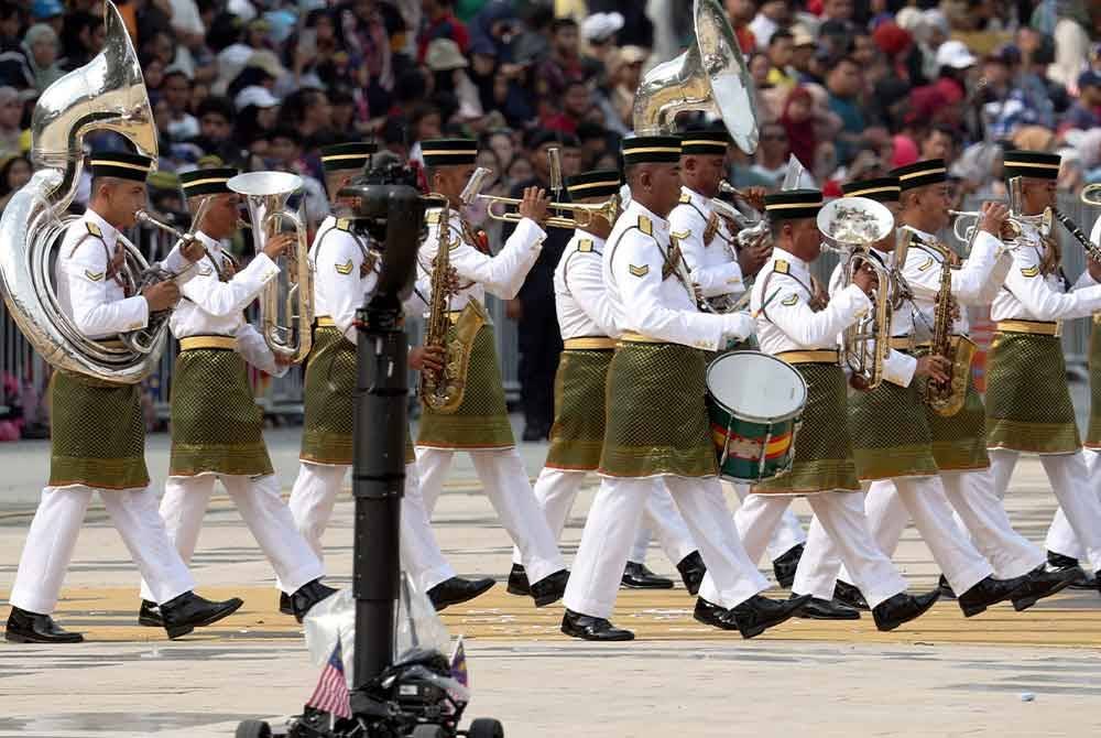 Pergerakan sebuah kamera robotik yang &#039;berjalan&#039; di sekitar pentas utama dan antara kontinjen perbarisan pada sambutan Hari Kebangsaan hari ini, pasti menarik perhatian mereka yang melihatnya. Foto Bernama