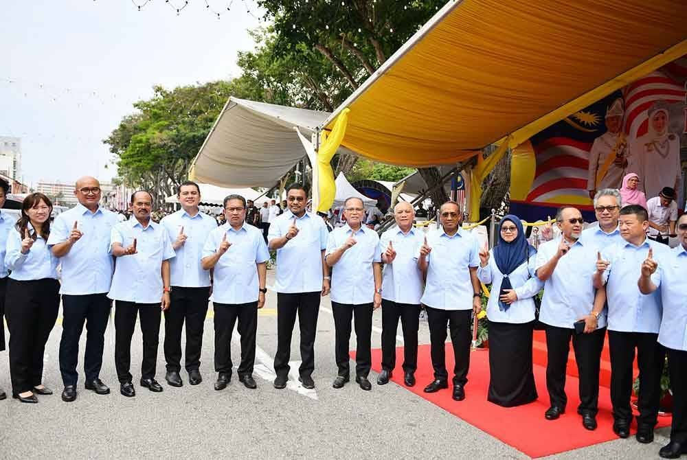 Wan Rosdy (lapan dari kiri) ketika hadir Sambutan Hari Kebangsaan Peringkat Negeri Pahang pada Sabtu.