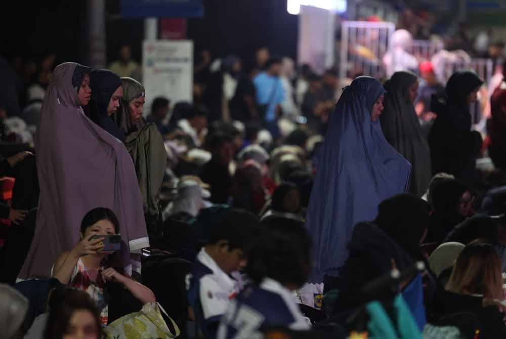 Orang ramai mula berkampung di pekarangan Dataran Putrajaya di sini sejak tengah malam tadi bagi menyaksikan Sambutan Hari Kebangsaan 2024 yang berlangsung 8 pagi ini. Foto Bernama