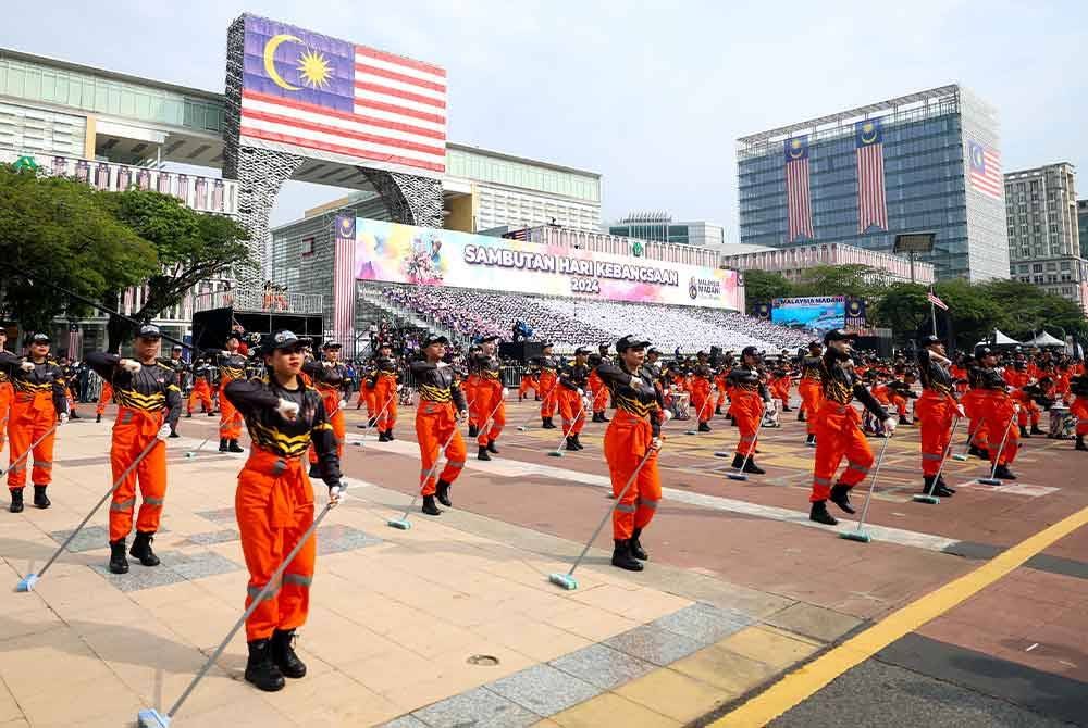 Perdana Menteri memuji ‘lontaran’ tenaga dan keseragaman lebih 500 warga Jabatan Kebudayaan dan Kesenian Negara (JKKN), yang terlibat dalam persembahan khas selama kira-kira lima minit itu.