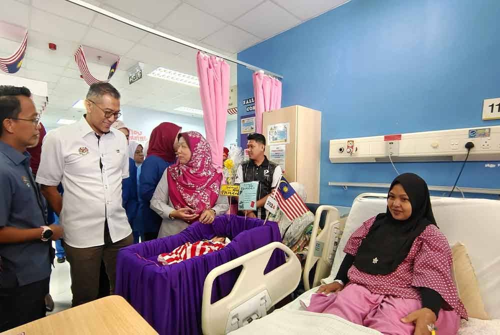 Mohd Zamri (dua dari kiri) meghadiri majlis meraikan kelahiran bayi merdeka sempena sambutan Hari Kebangsaan 2024 di Pusat Rawatan Ibu dan Anak (PRIBA) Hospital Sultanah Nur Zahirah (HSNZ) di Kuala Terengganu pada Sabtu.