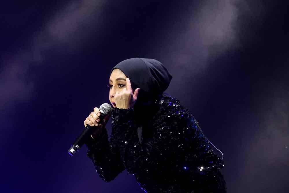 Persembahan daripada Ratu Rock Ella pada konsert Mahardika bersempena sambutan Ambang Merdeka di Spice Arena malam tadi. Foto Bernama