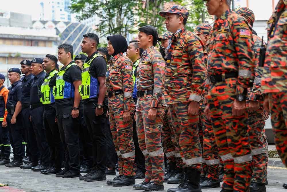 Pasukan mencari dan menyelamat (SAR) insiden tanah jerlus di Jalan Masjid India, di sini pada Sabtu.