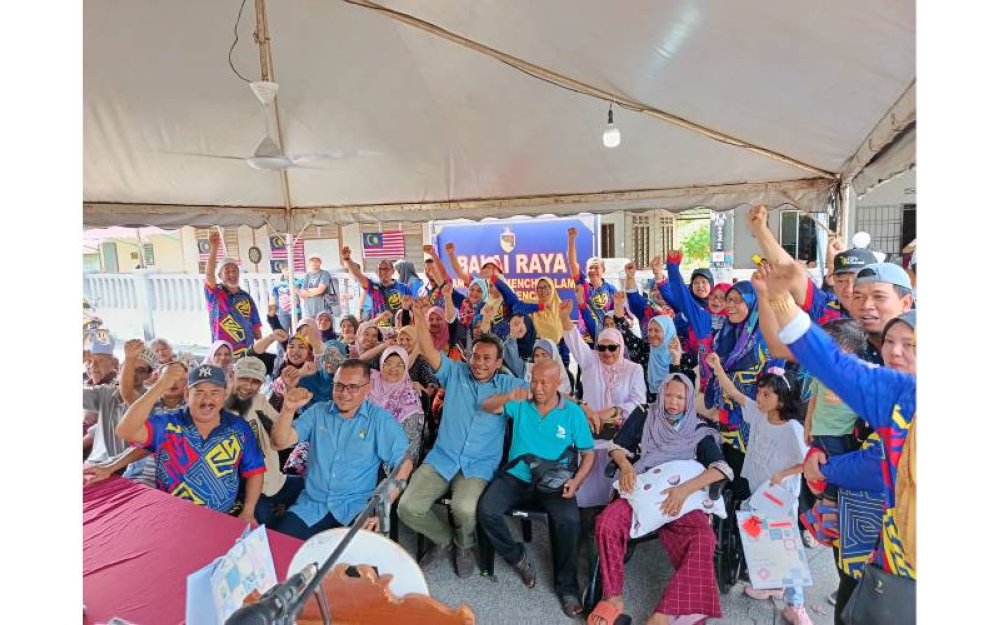 Mohd Isam (tengah), Suhaimizan (depan, dua dari kiri) dan Hamzah (depan kiri) bergambar bersama penduduk selepas Majlis Perasmian Projek Sejati Madani JPKK Kampung Gemencheh Lama, di sini, hari ini.