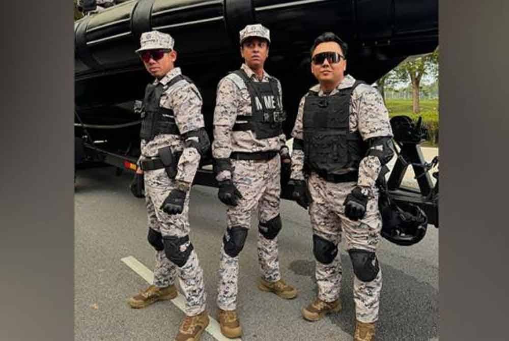 Nabil Ahmad, Azad Jasmin, dan Radin segak mengenakan uniform Maritim Malaysia bagi menyertai perarakan sambutan Hari Kebangsaan ke-67 di Dataran Putrajaya, hari ini. -Foto Instagram ERA - Muzik Hit Terkini