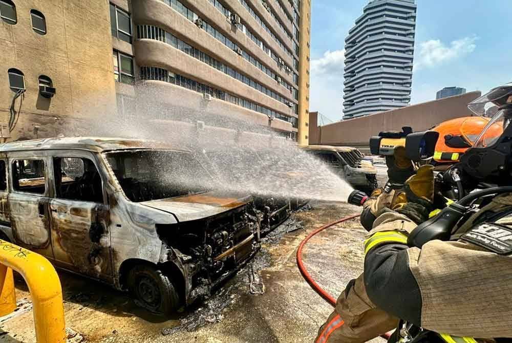 Pelbagai jenis kereta hangus dalam kebakaran di atas bumbung tempat letak kereta bertingkat di bangunan komersial Golden Mile Tower di Beach Road di sini, pada Sabtu.