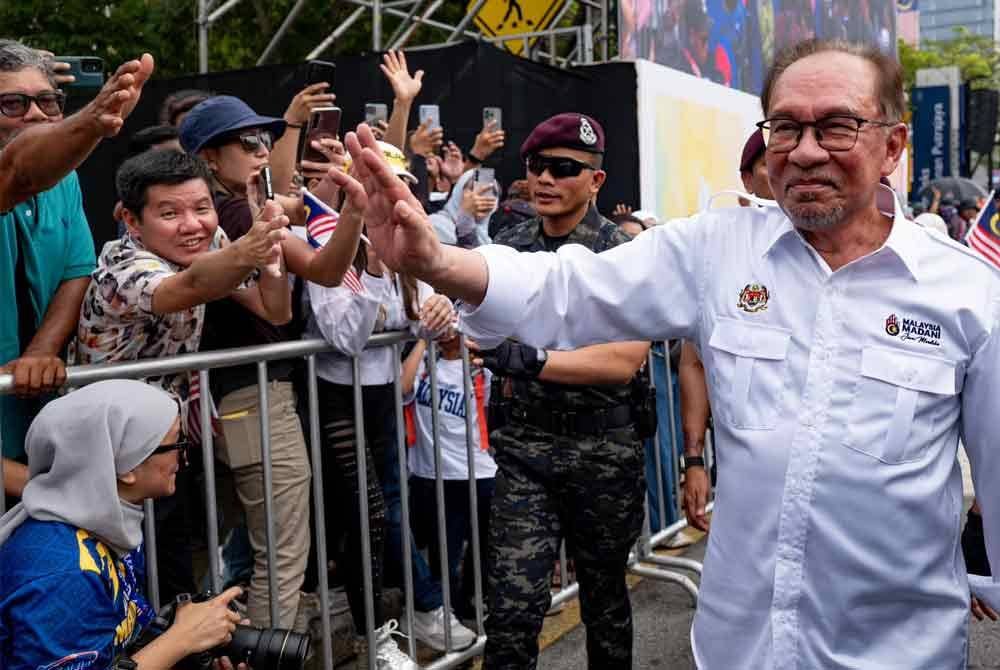 Anwar mengambil peluang bertemu rakyat yang bersama-sama menyemarakkan sambutan Hari Kebangsaan ke-67 di Dataran Putrajaya, pada Sabtu. Foto Facebook Anwar Ibrahim