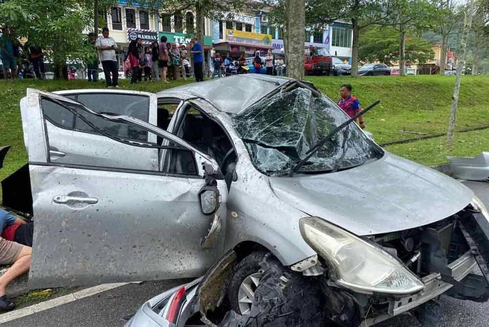 Keadaan kereta yang terbabas dalam kemalangan. - Foto IPD Kluang