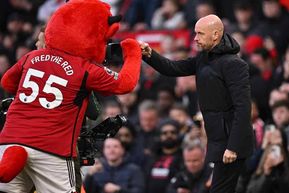 Ten Hag (kanan) akui Slot memiliki kelebihan apabila United dan Liverpool berentap di Old Trafford pada Ahad.