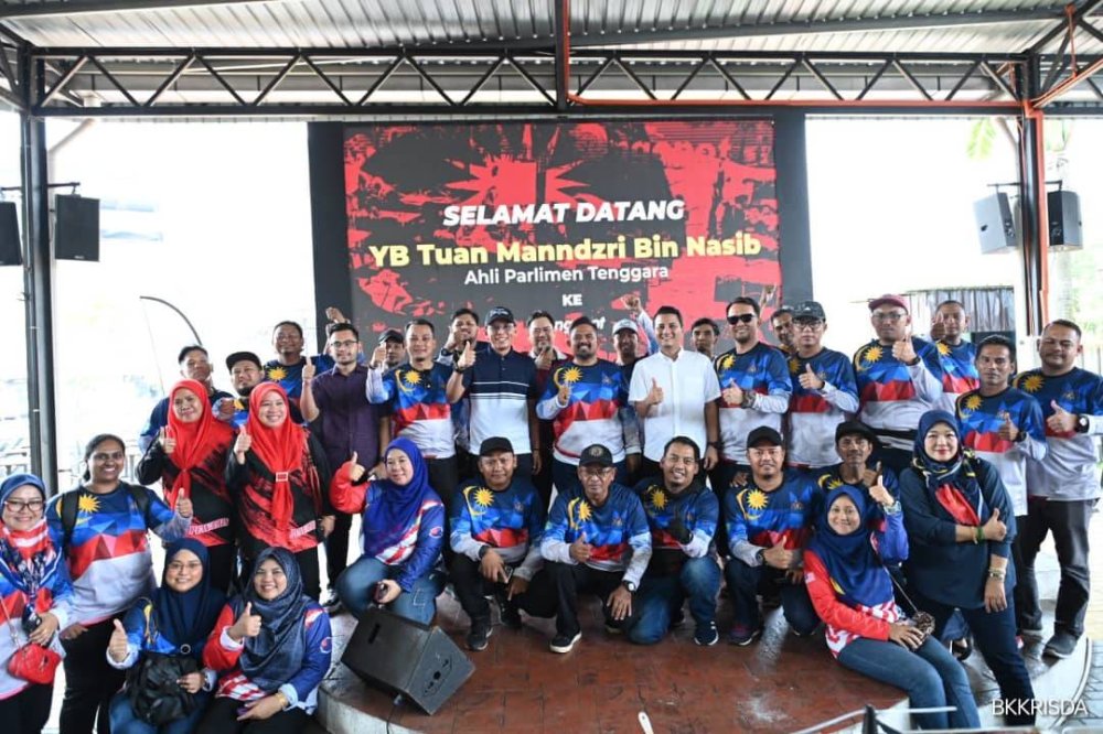 Manndzri (tengah) bersama peserta Kembara Merdeka sempena Program Kembara Merdeka Generasi Muda RISDA (KGMR) peringkat Negeri Johor di Ngepot, Kluang pada Jumaat.