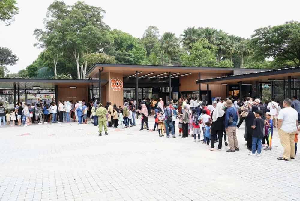 Orang ramai datang seawal jam 6.30 pagi untuk memasuki Zoo Johor yang dibuka semula pada Sabtu. Foto Facebook Mohd Jafni