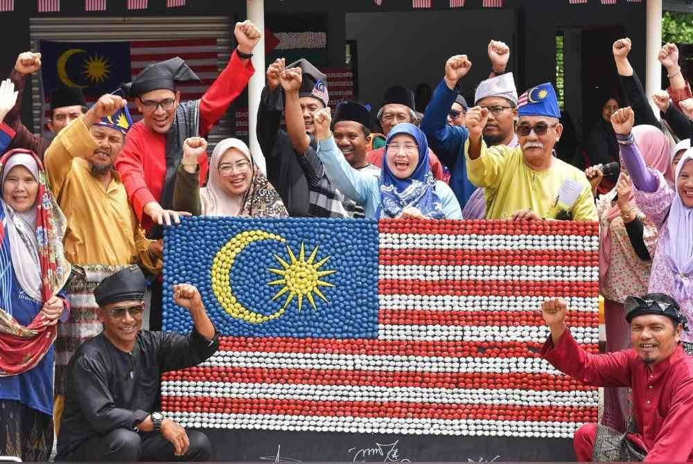 Jalur Gemilang daripada cengkerang kerang yang dihasilkan nelayan di Pulai Sebatang, Pontian.